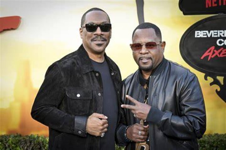 Martin Lawrence and Eddie Murphy acting in "Life" on May 18, 1999. | Source: Getty Images