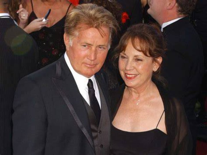 Martin Sheen and wife Janet Sheen during The Museum of Television & Radio's Annual Gala to Salute James Burrows & Martin Sheen at The Beverly Hills Hotel in Beverly Hills, California on November 11, 2001 | Source: Getty Images