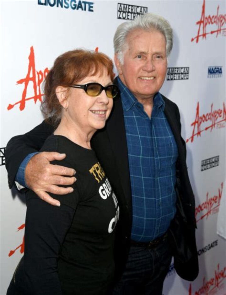 Martin Sheen hugs his wife Janet at the 7th Annual Screen Actors Guild Awards, in Los Angeles, California on March 11 2001. | Source: Getty Images