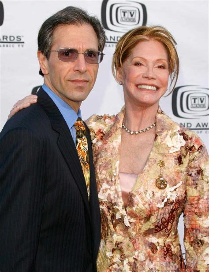 Mary Tyler Moore and husband Robert Levine in New York City, circa 1984. | Source: Getty Images
