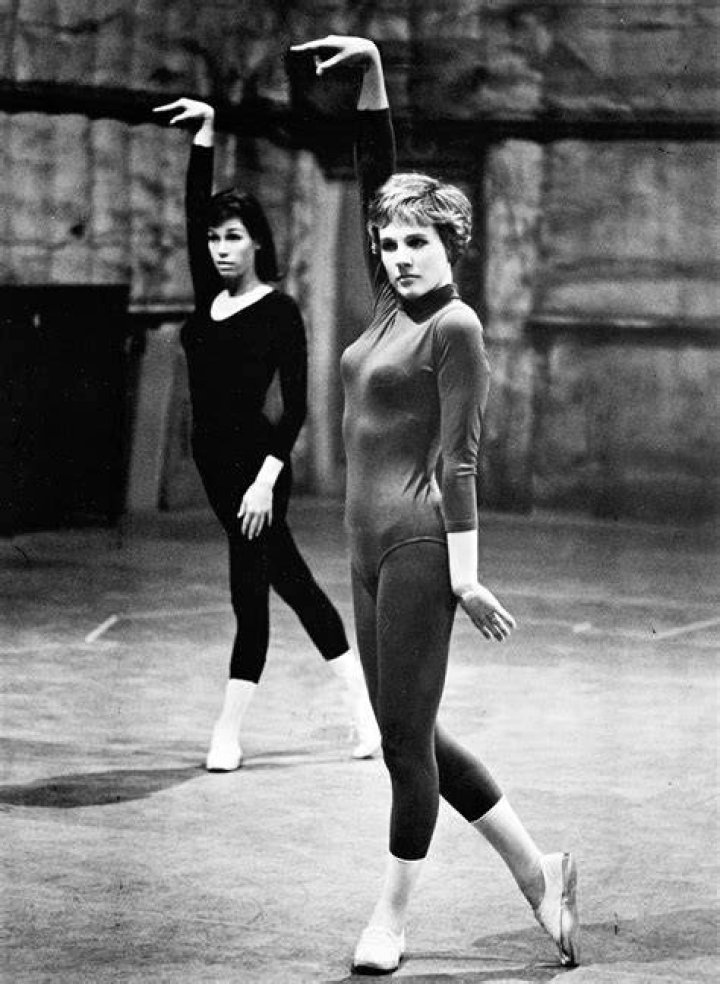 Mary Tyler Moore rehearsing for the "Dick Van Dyke Show" on December 2, 1963 in Los Angeles, California | Photo: Getty Images