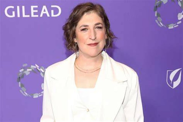 Mayim Bialik poses for a portrait during the 21st Annual Critics' Choice Awards on January 17, 2016, in Santa Monica, California | Photo: Smallz & Raskind/Getty Images