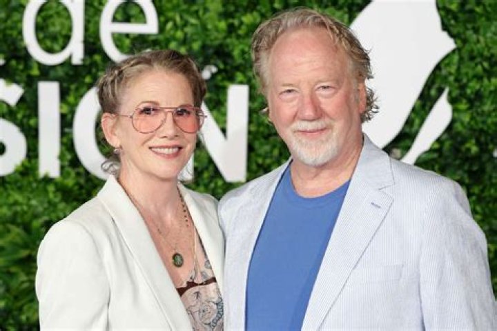 Melissa Gilbert and Timothy Busfield pose for a portrait at their home in Michigan in 2016 | Source: Getty Images