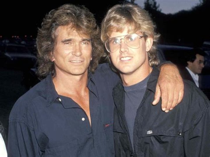 Michael Landon poses with the People's Choice Award during a 1989 Beverly Hills, California, photo portrait session. | Photo: Getty Images