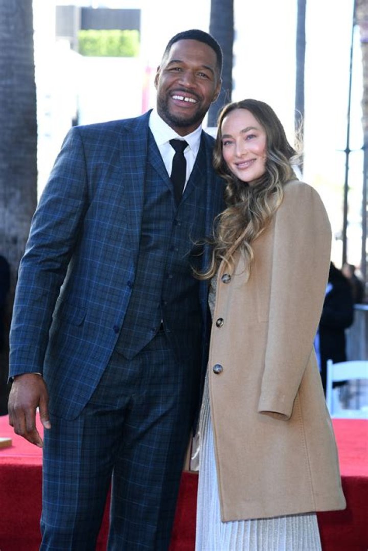 Michael Strahan and Kayla Quick attend the hit Broadway musical "Kinky Boots" in New York City on March 23, 2016 | Source: Getty Images
