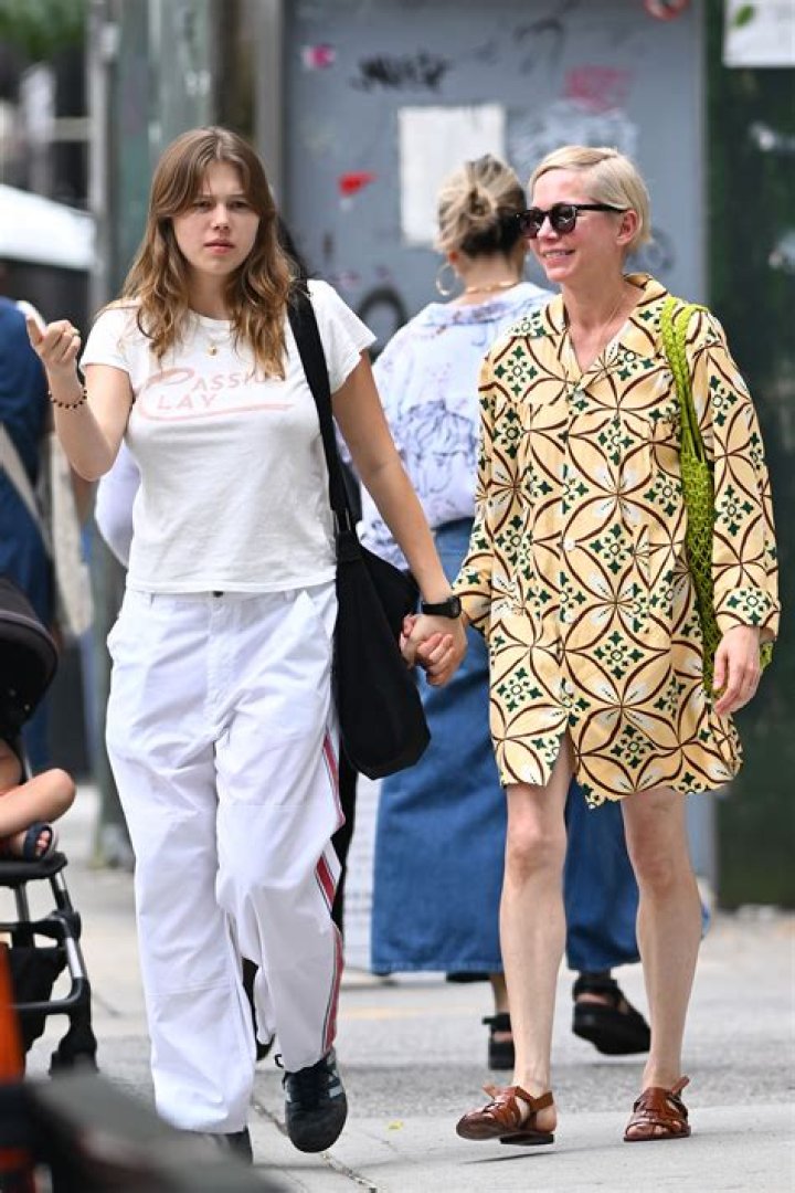 Michelle Williams and Matilda Ledger in Brooklyn on October 30, 2009 | Source: Getty Images