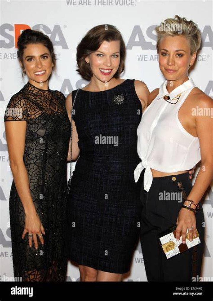 Milla Jovovich and Kaley Cuoco at the 2014 ASPCA Compassion Awards on October 22, 2014 | Source: Wikimedia Commons