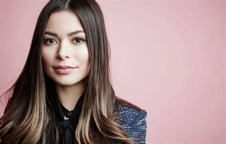Miranda Cosgrove Net Worth, Wiki, Biography, Age, Height, Parents, Boyfriend, TV Shows
