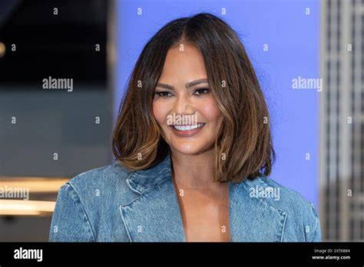 Model Chrissy Teigen visits "Extra" at Universal Studios Hollywood on May 20, 2015 | Photo: Getty Images