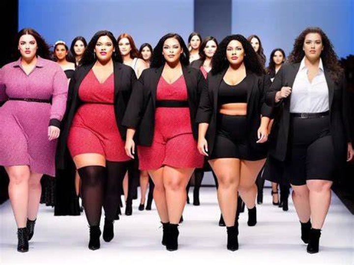 Modelos plus size &lsquo;bombam&rsquo; na web com fotos juntas em praia do Rio Jornal A&ccedil;&atilde;o Popular