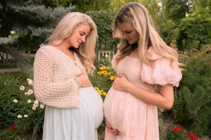 Mom-to-be announces her pregnancy on a vacation | Photo: Unsplash/stinji
