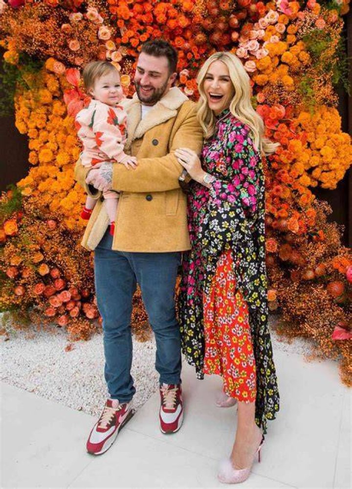 Morgan Stewart and Jordan McGraw on her show "The Nightly Pop," August, 2020. | Photo: YouTube/E!News
