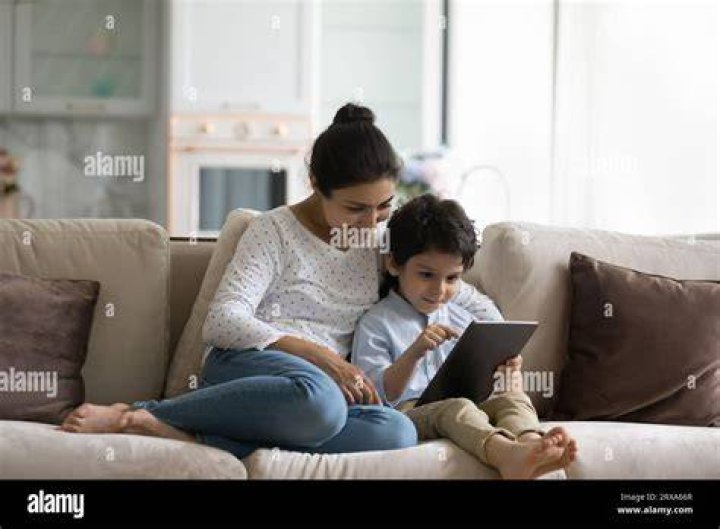 Mother and son using tablet. | Photo: Shutterstock