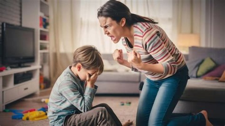 Mother scolding her young son | Source: Pexels