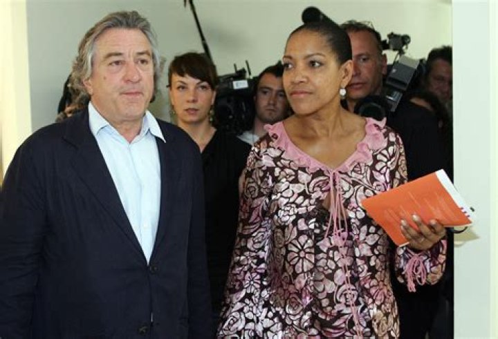 obert De Niro arrives with his wife for a press conference on his late father, Robert De Niro Senior (1922-1993), painting exhibition, 18 June 2005 in "La piscine" museum in Roubaix (North of France) | Source: Getty Images