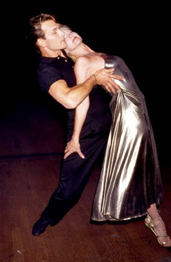 Patrick Swayze dances with Lisa Niemi during the 1994 World Music Awards on May 4, 1994. | Photo: Getty Images