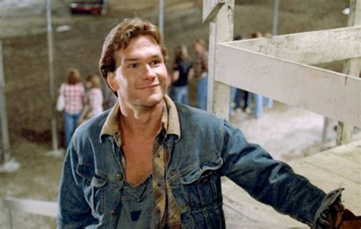 Patrick Swayze on the set of "The Outsiders", circa 1982. | Photo: Getty Images