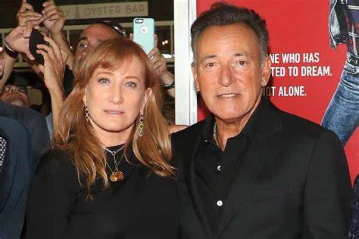Patti Scialfa and Bruce Springsteen are shown performing at a "live" concert appearance on February 28, 1988. | Source: Getty Images