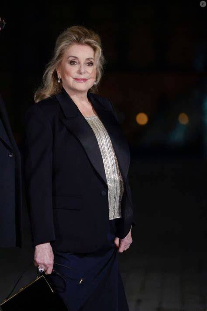 Photo Catherine Deneuve Arriv&eacute;es au d&eacute;fil&eacute; de mode Hommes "AMI" pr&ecirc;t&agrave;porter automnehiver