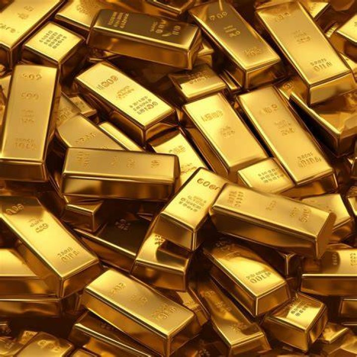 Photo of gold bars and coins displayed on a table at the Comptoir National de l'Or, a shop that buys, sales and estimates gold and jewellery on October 5, 2012 in Paris. | Source: Getty Images/BERTRAND GUAY/AFP