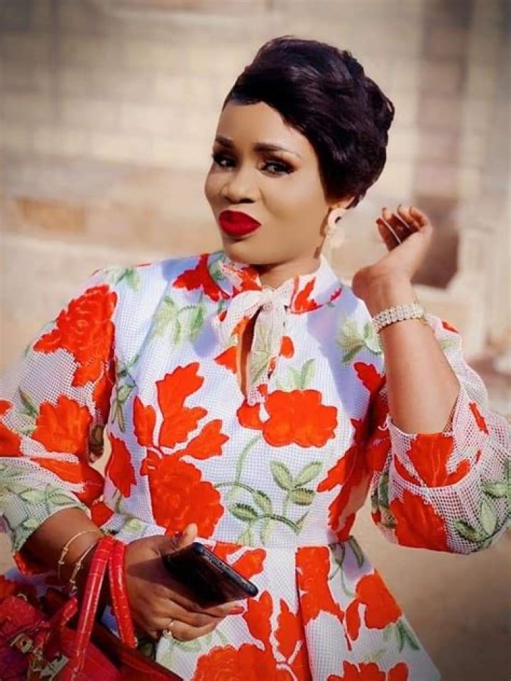 Pin by Jumelle on Mod&egrave;les de v&ecirc;tements africains Fashion, Women, Ruffle blouse