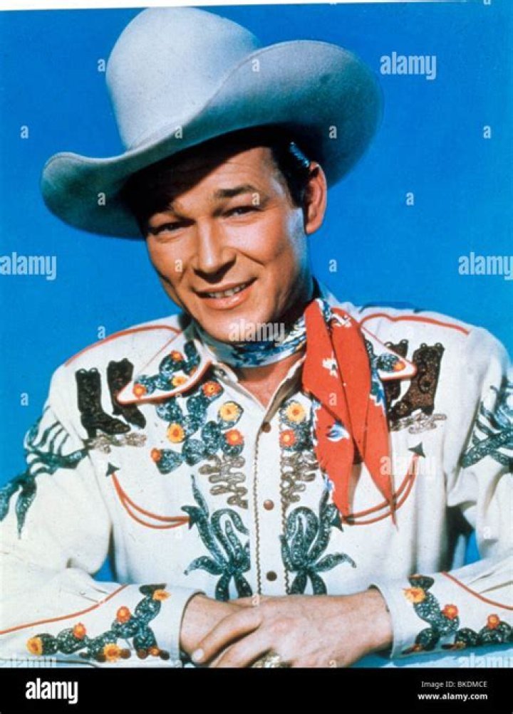 Portrait photo of Roy Rogers with his wife and kid. | Photo: Getty Images