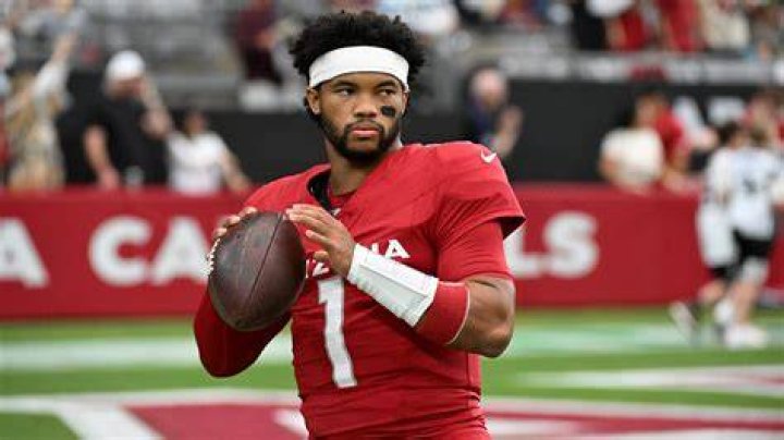 Quarterback Kyler Murray of the Arizona Cardinals poses with father Kevin and mother Missy during a press conference at the Dignity Health Arizona Cardinals Training Center on April 26, 2019 in Tempe, Arizona. | Source: Getty Images