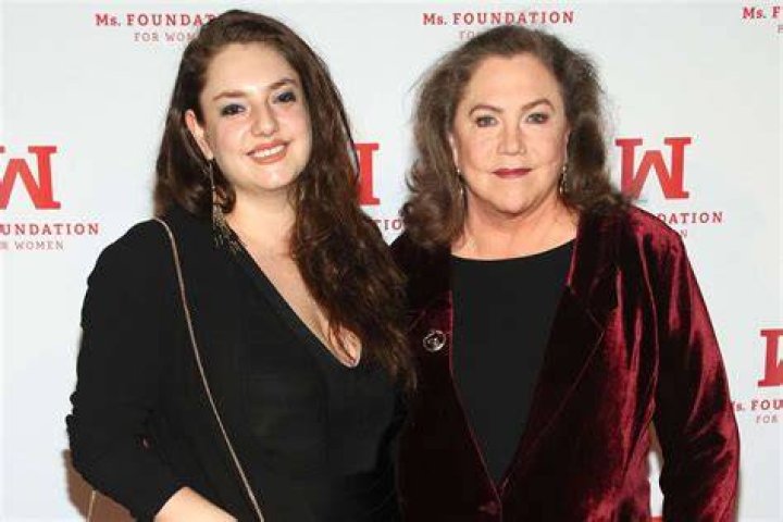 Rachel Ann Weiss (L) and actress Kathleen Turner at The Bernard B. Jacobs Theatre on January 23, 2015 in New York City | Source: Getty Images