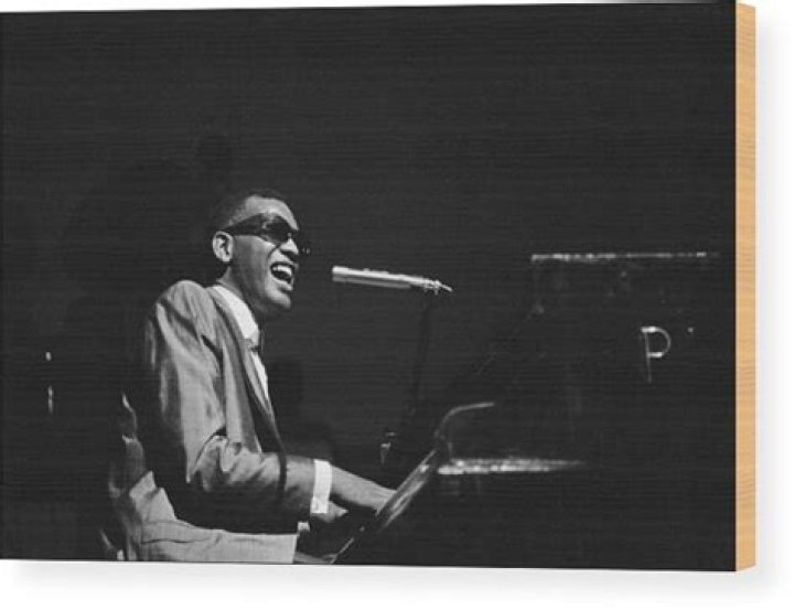 Ray Charles behind the scence at the Olympia in Paris, France on May 18, 1962. | Photo: Getty Images