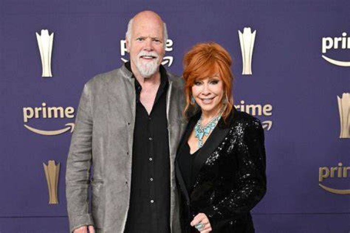 Rex Linn and Reba McEntire at the "America's Got Talent" red carpet at the Hotel Dena on September 20, 2023 in Pasadena, California. | Source: Getty Images