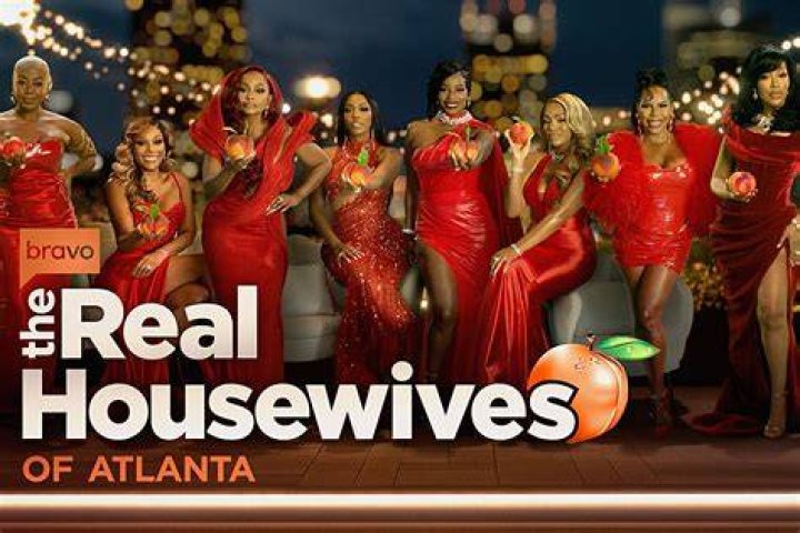 RHOA's Kim Zolciak Gets "Flirty" With Chet Hanks for The Surreal Life Cameras, Shows Off Flat Stomach at a Storage Unit Amid Kroy Biermann Divorce