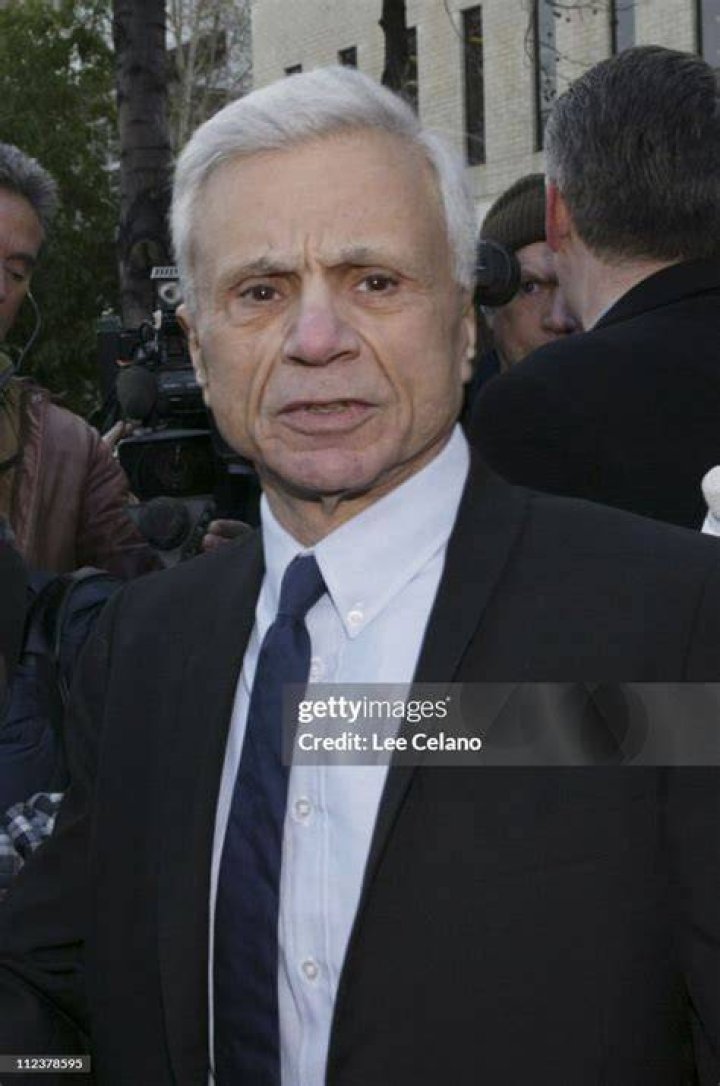 Robert Blake speaks to reporters outside the courthouse as he arrives for a pre-trial hearing in Van Nuys, California on December 6, 2004 | Photo: Getty Images