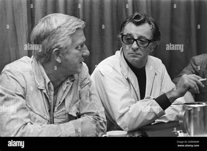 Robert Mitchum (right) and Leslie Nielsen give press conference in Amsterdam Hilton regarding movie "The Amsterdam Kill" on October 1, 1976. | Photo: WikiMedia