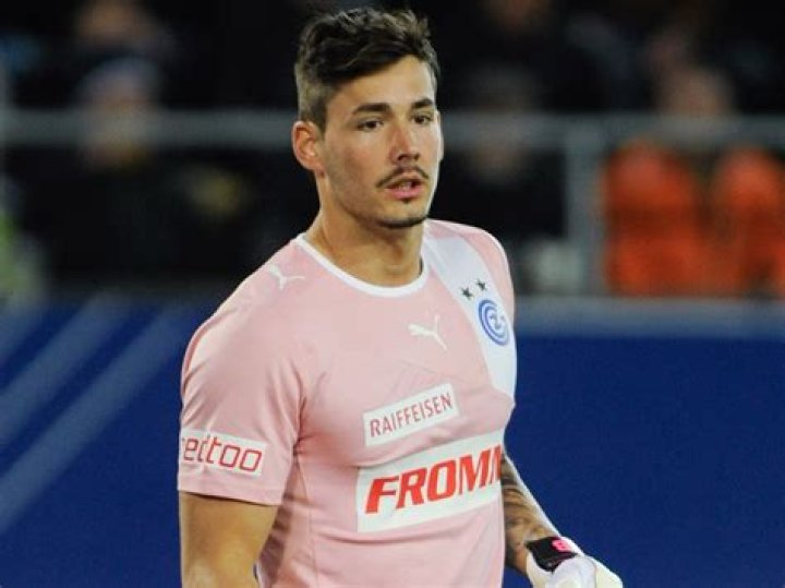 Roman B&uuml;rki Twinks, Biceps, Football Players, Gentleman, Beard, Menswear, Trousers, Sporty