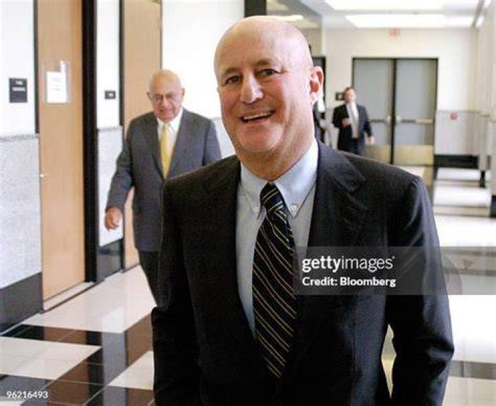 Ronald Perelman strolls the hallway of Palm Beach County Court on Wednesday, May 18, 2005 | Photo: Getty Images