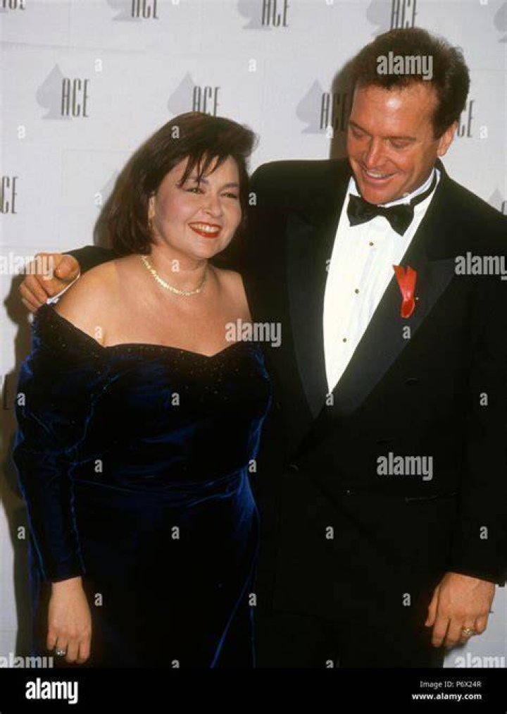 Roseanne Barr with her husband, actor Tom Arnold, circa 1990 | Photo: Kypros/Getty Images