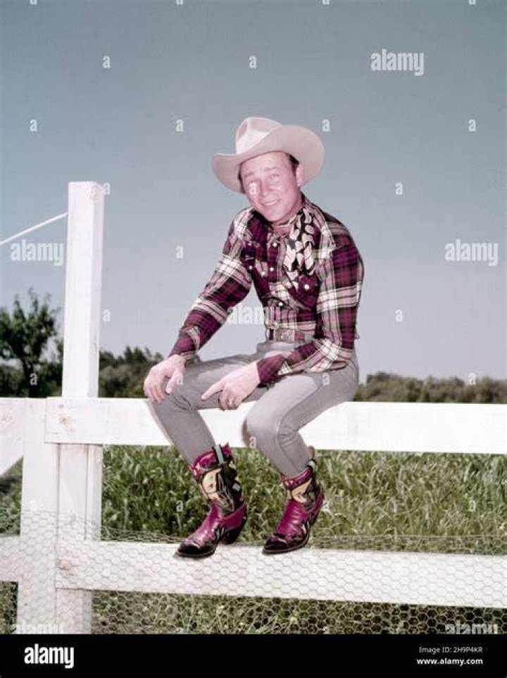 Roy Rogers poses on a street in Los Angeles, California circa 1940. | Photo: Getty Images