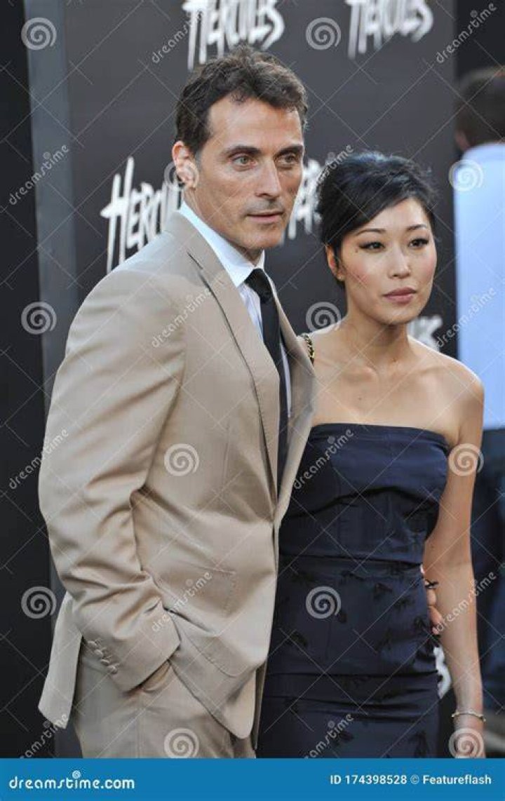 Rufus Sewell and Ami Komai at the Los Angeles premiere of "Hercules" on July 23, 2014, in California | Source: Getty Images