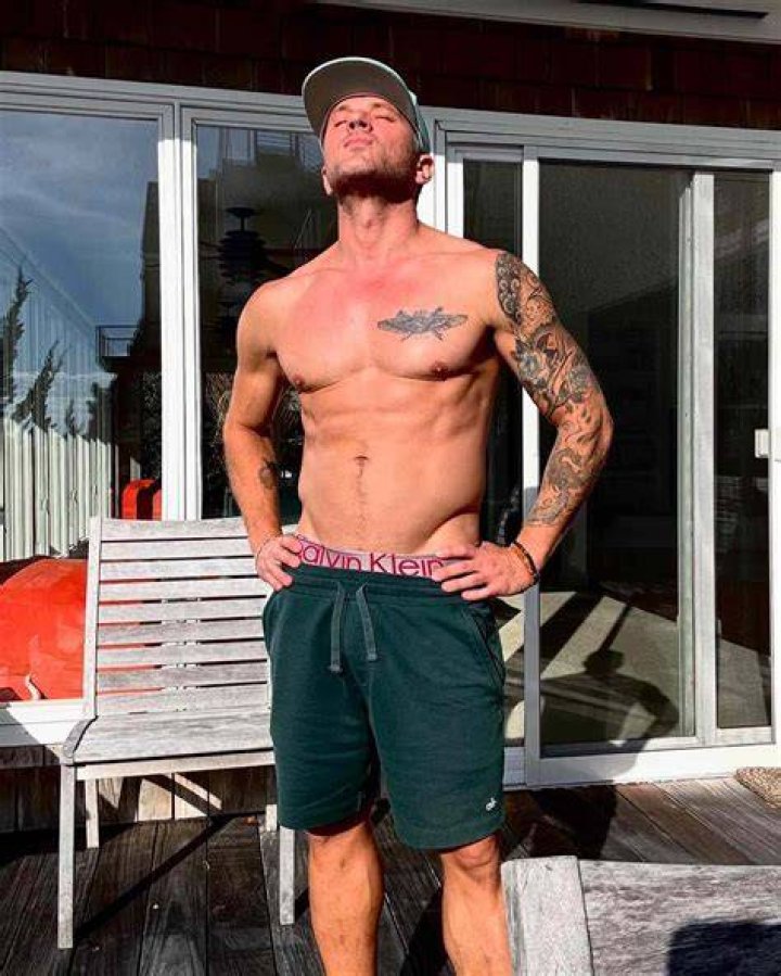 Ryan Phillippe shirtless in the gym