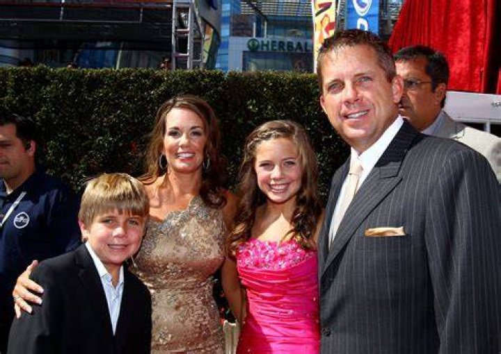 Sean Payton, Beth Shuey, and their kids arrive at the 2010 ESPY Awards at Nokia Theatre L.A. Live on July 14, 2010 in Los Angeles, California. | Source: Getty Images