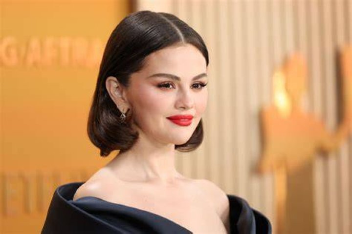 Selena Gomez Glamour Women Latest Nude, naked pictures, wallpapers of Selena Gomez Glamour