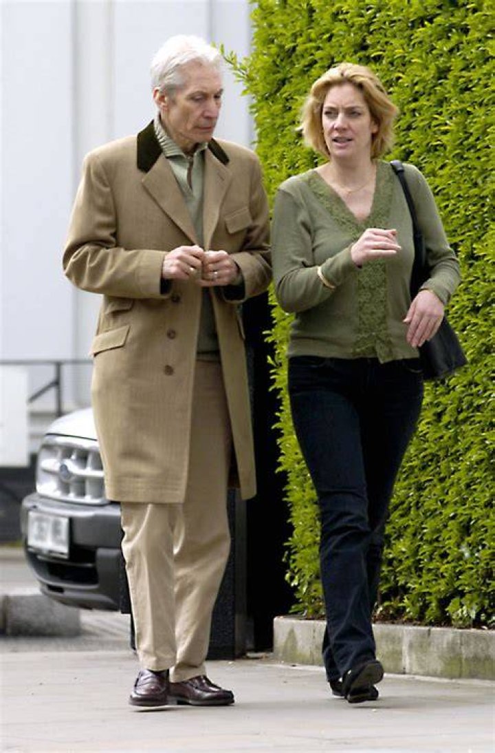 Seraphina Watts and her father Charlie carrying his granddaughter Charlotte on Madison Avenue on December 15, 1997, in New York City. | Source: Getty Images