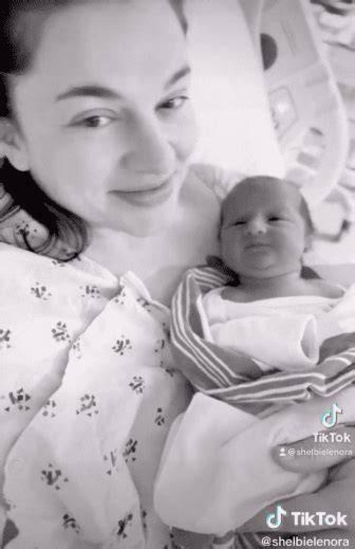 Shelbie Martin holds her newborn baby. | Source: