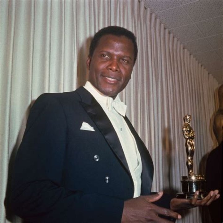 Sidney Poitier posing with his daughter Anika and wife Joanna