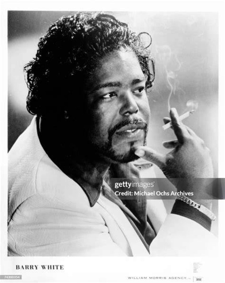 Singer Barry White poses with some of his Gold and Platinum discs on November 15, 2001 | Photo: Getty Images