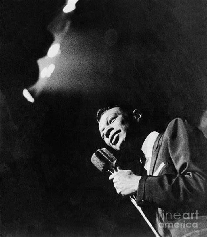 Singer Nat "King" Cole records during a session at Capitol Recording Studios, circa 1964. | Photo: Getty Images