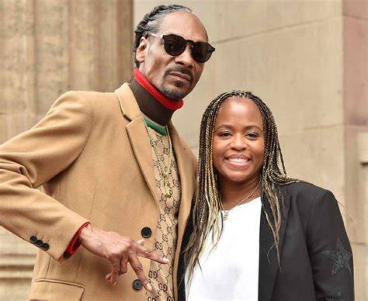 Snoop Dogg & Shante Broadus at a basketball game in California on Dec. 25, 2008 | Photo: Getty Images