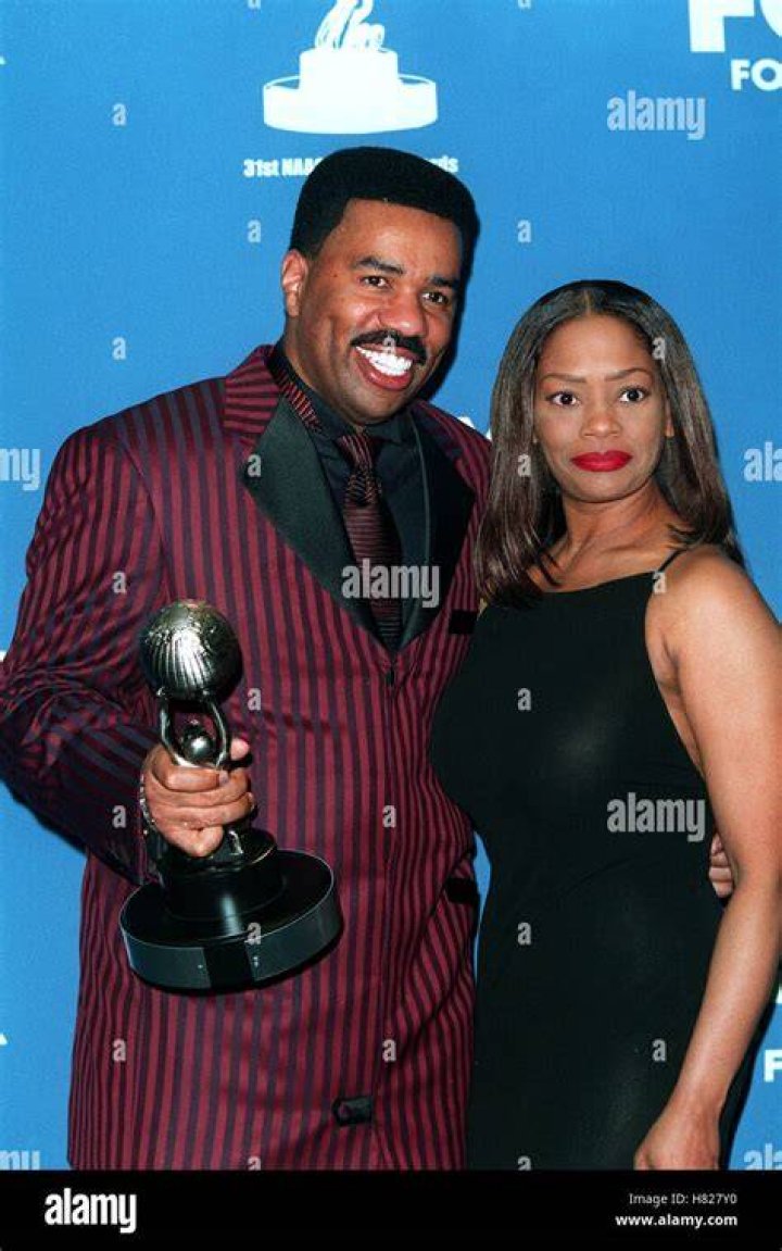 Steve Harvey with Mary Lee Harvey posing for photos backstage at The NAACP Image Awards on December 2, 2000, in Pasadena, California. I Source: Getty Images