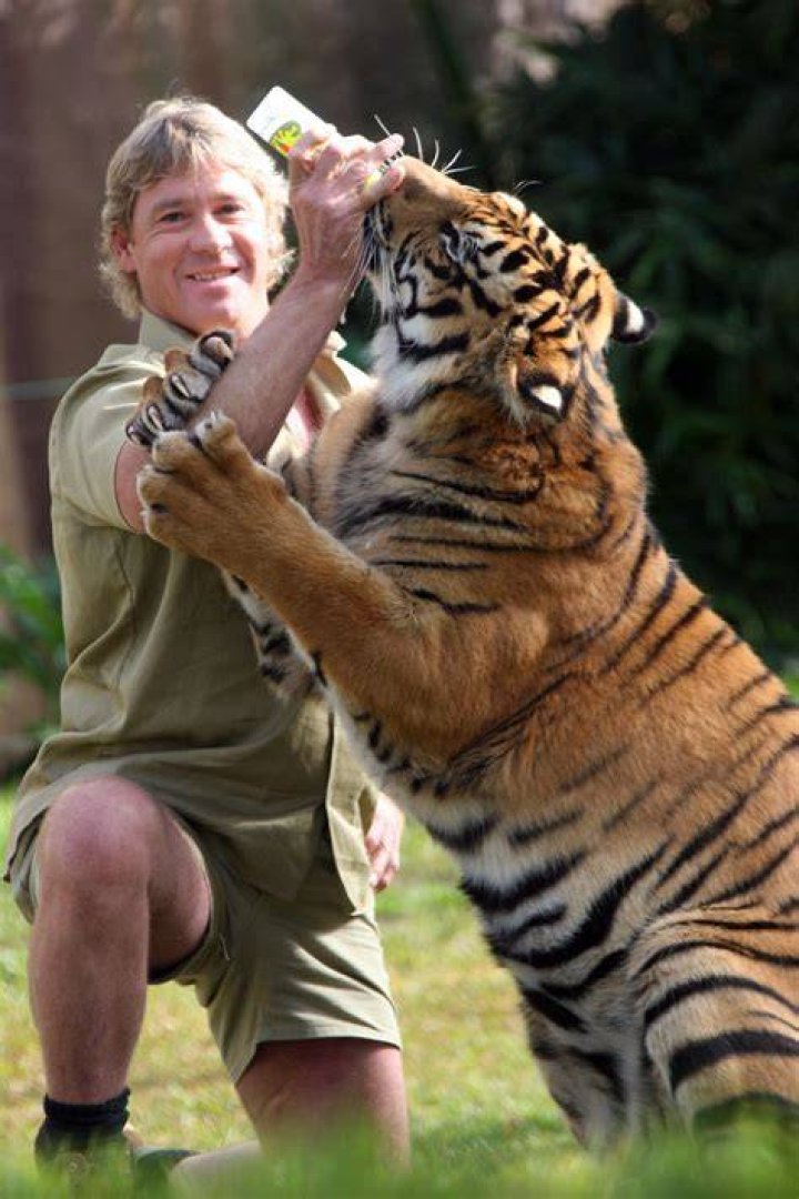 Steve Irwin poses with his family at Australia Zoo June 19, 2006 in Beerwah, Australia | Photo: Getty Images