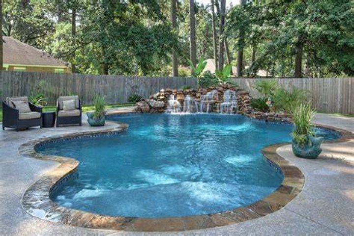 Swimming pool and backyard | Source: Unsplash / Florian Schmidinger